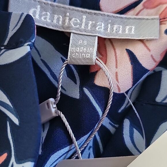 Daniel Rainn blue floral button down top - Picture 4 of 6